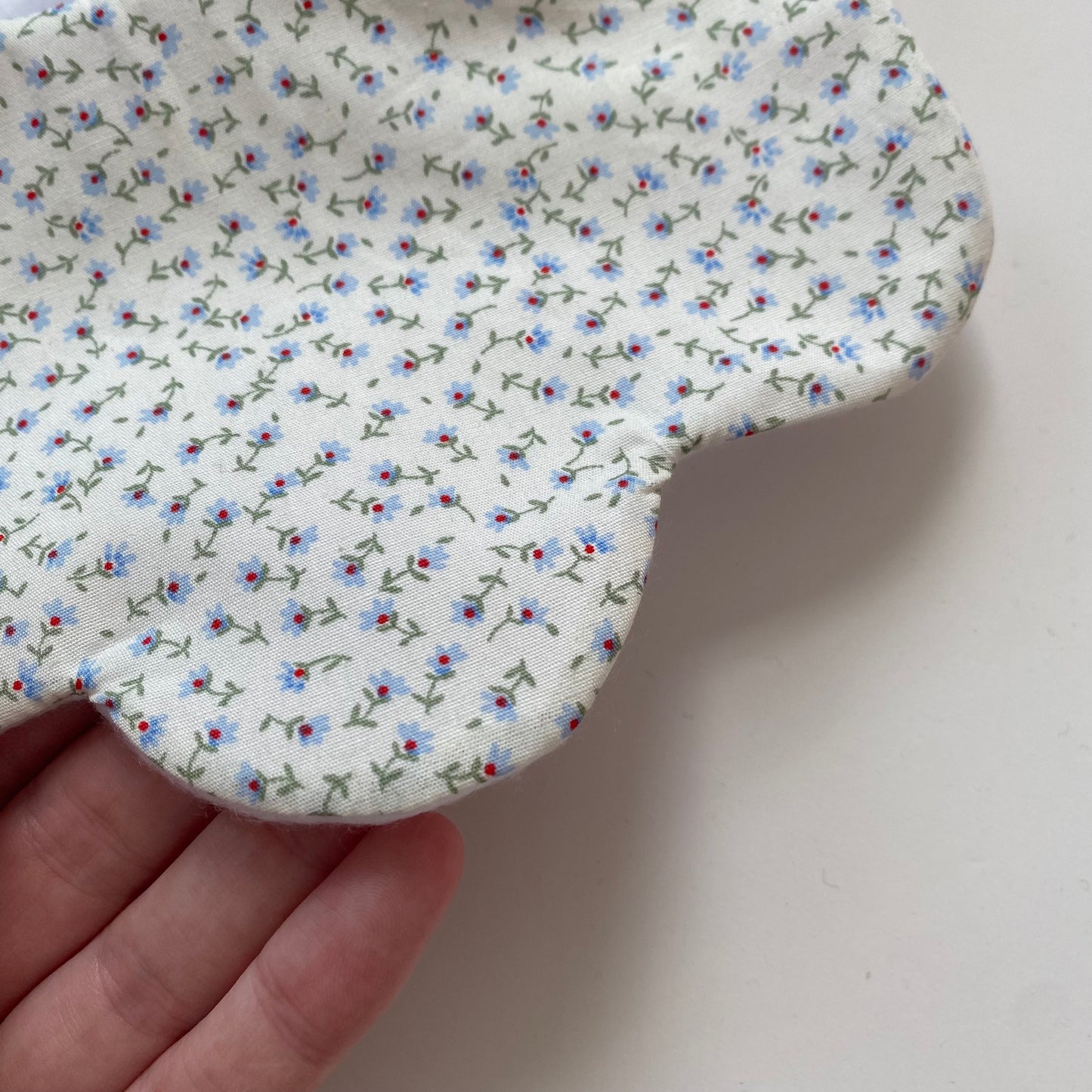 Forget me not scallop bib - seconds