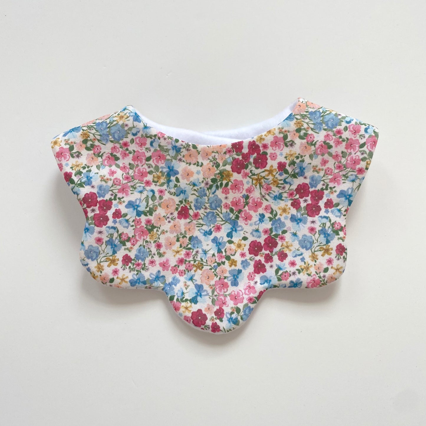 Primrose scallop bib - seconds