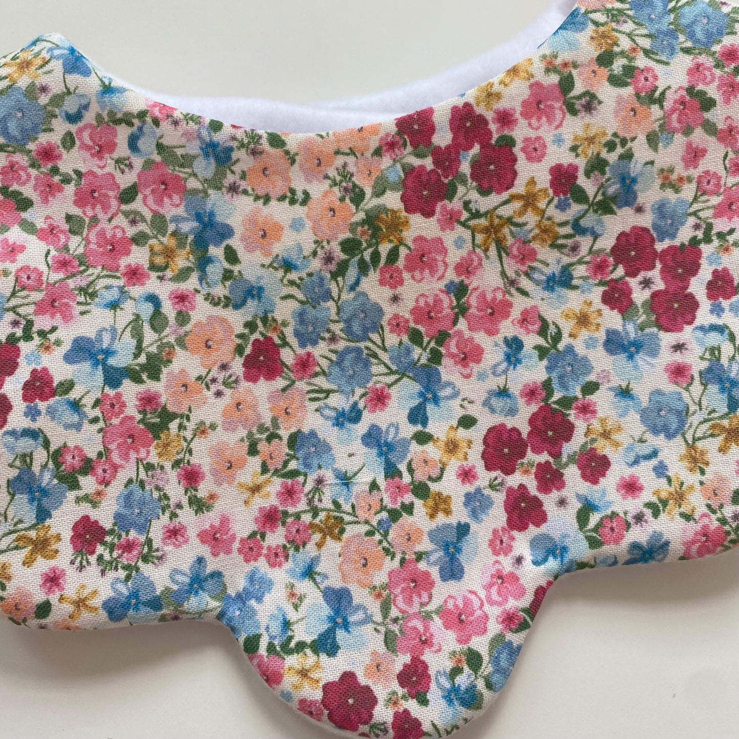 Primrose scallop bib - seconds