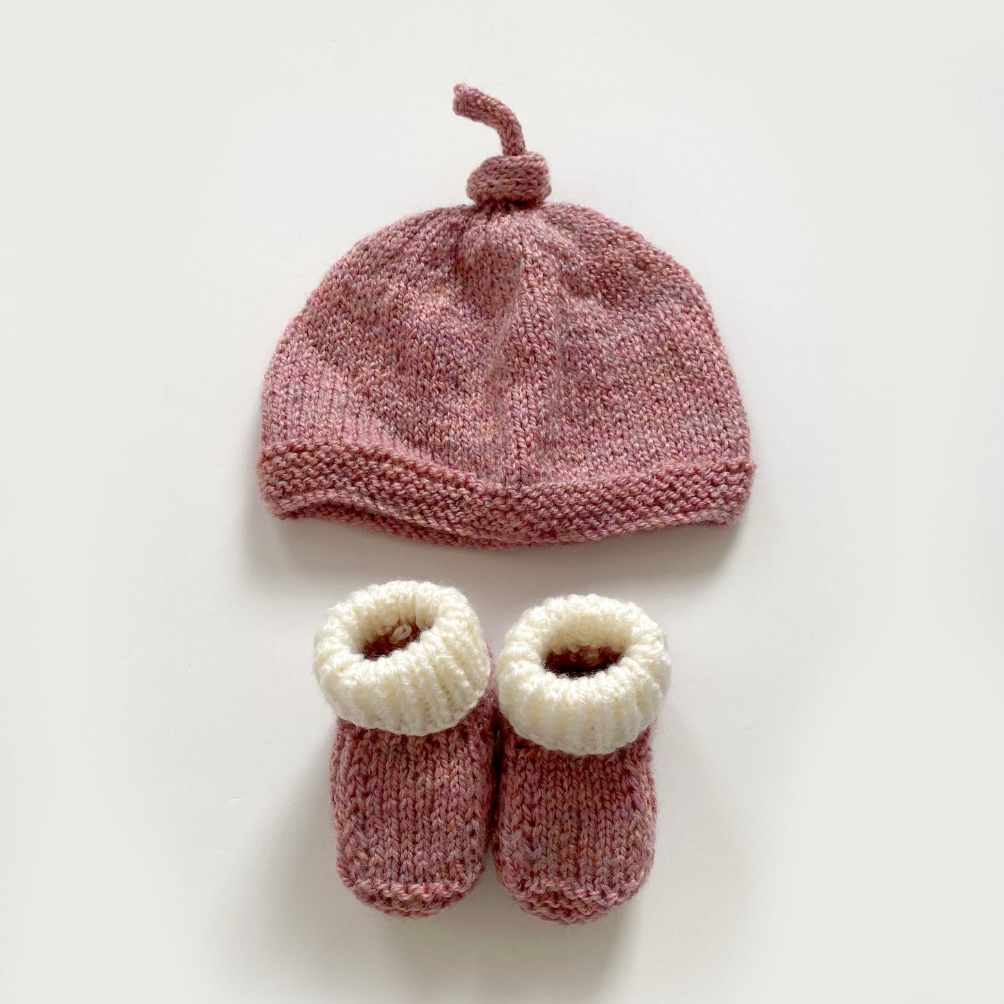 0-3 months dusky pink hand-knitted knot hat and booties set