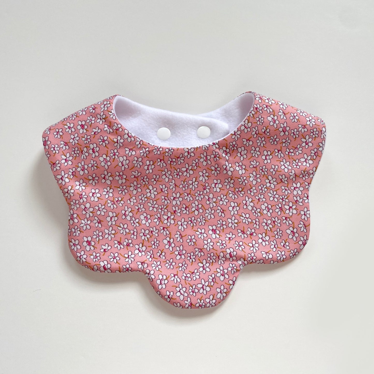 Mini pink daisies scallop bib