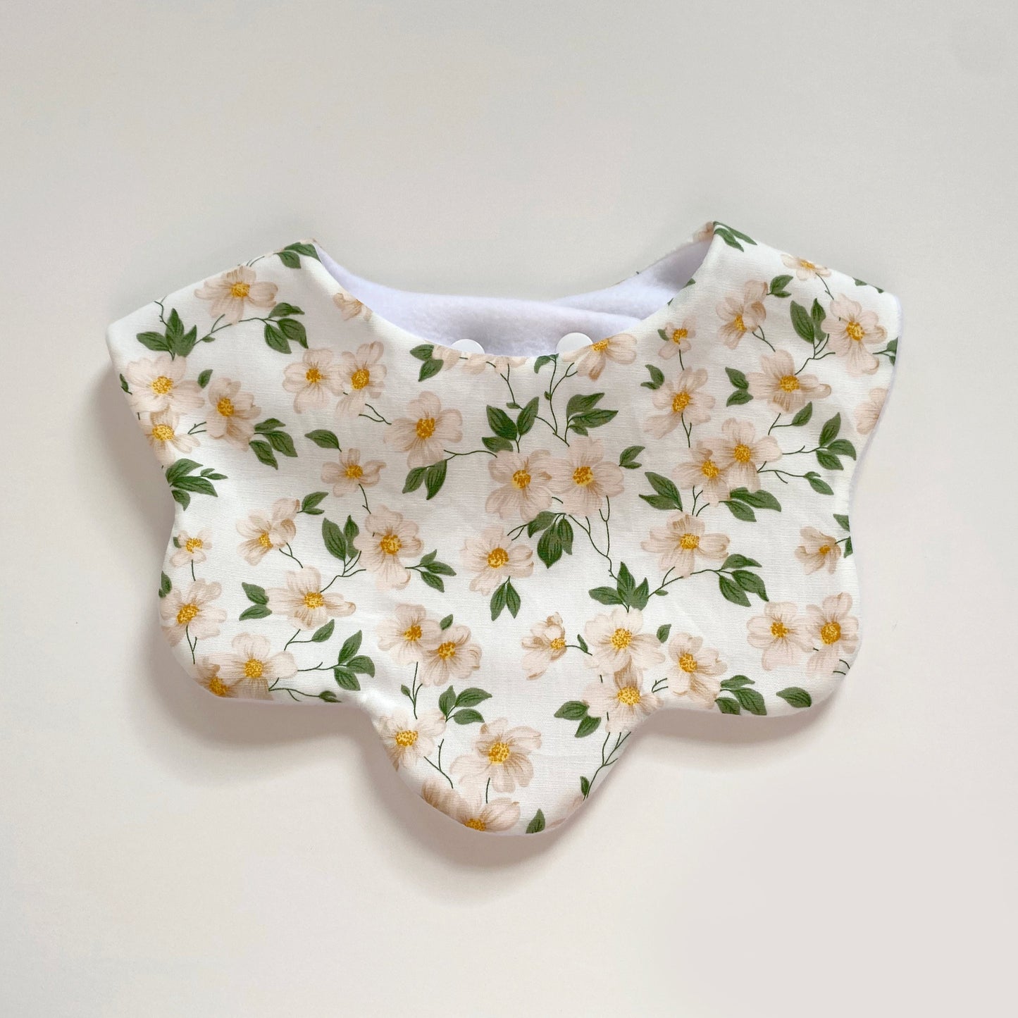 White daisies scallop bib
