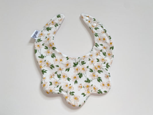 White daisies scallop bib