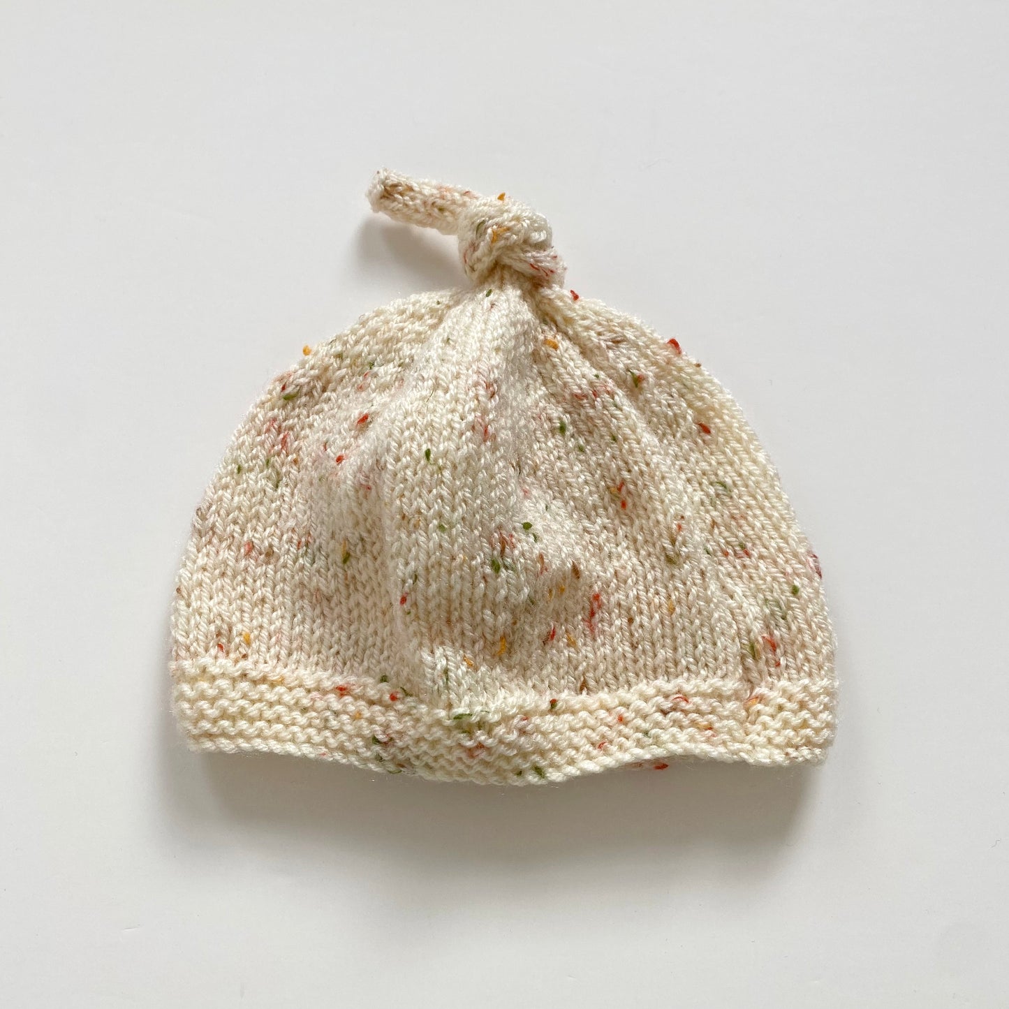 0-3 months cream speckle hand-knitted knot hat