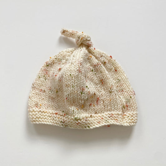 0-3 months cream speckle hand-knitted knot hat