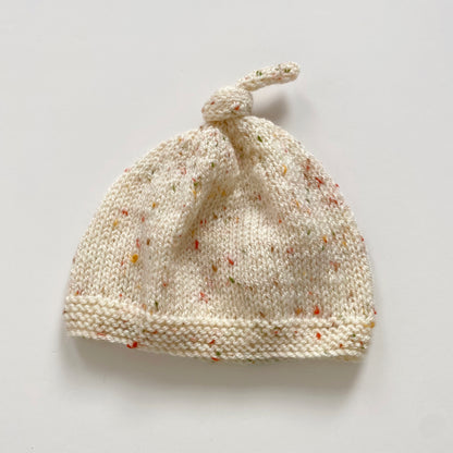 0-3 months cream speckle hand-knitted knot hat
