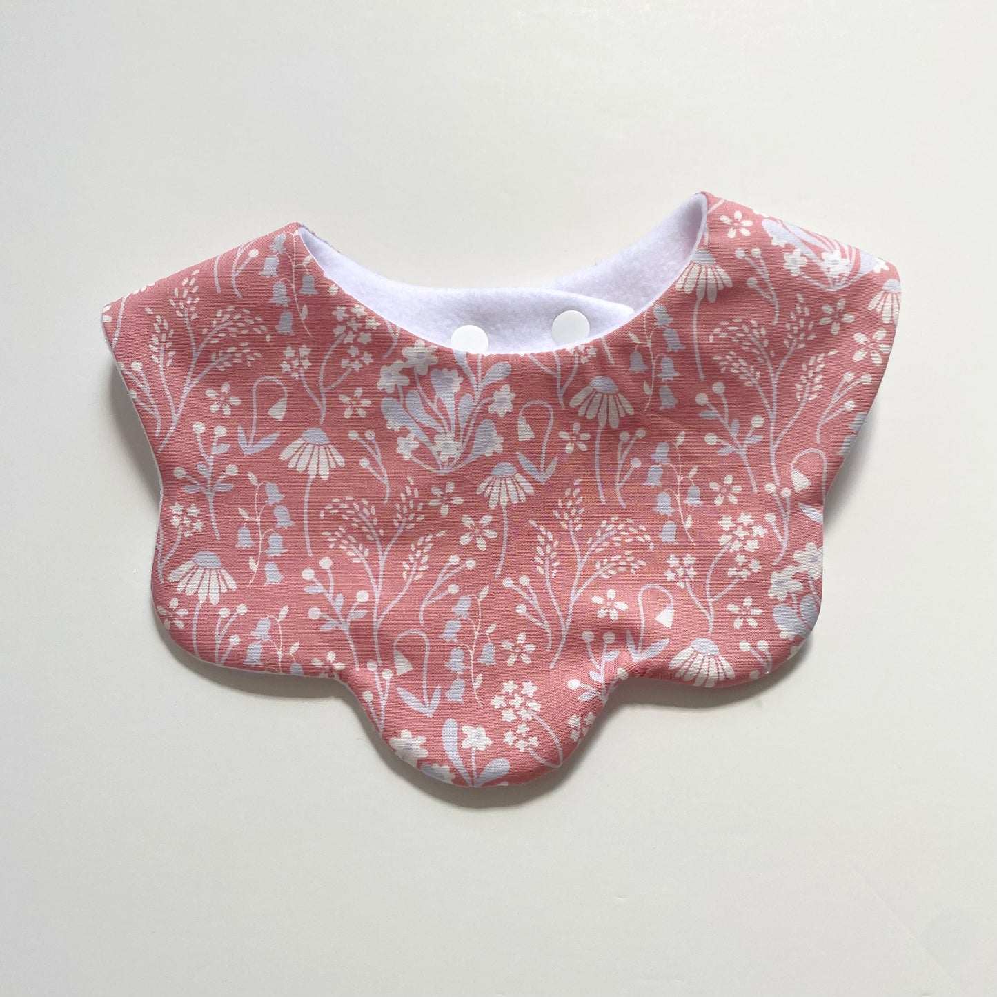 Pink outlines scallop bib