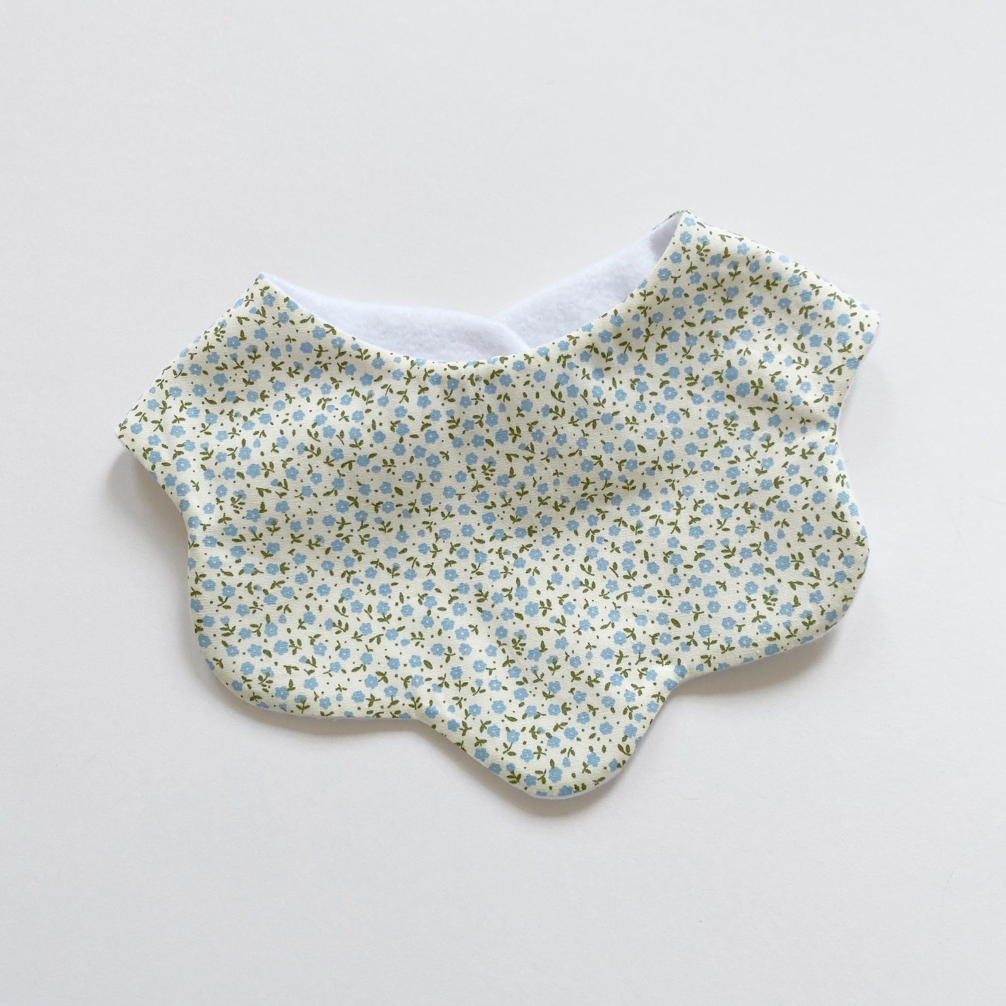 Forget me not scallop bib